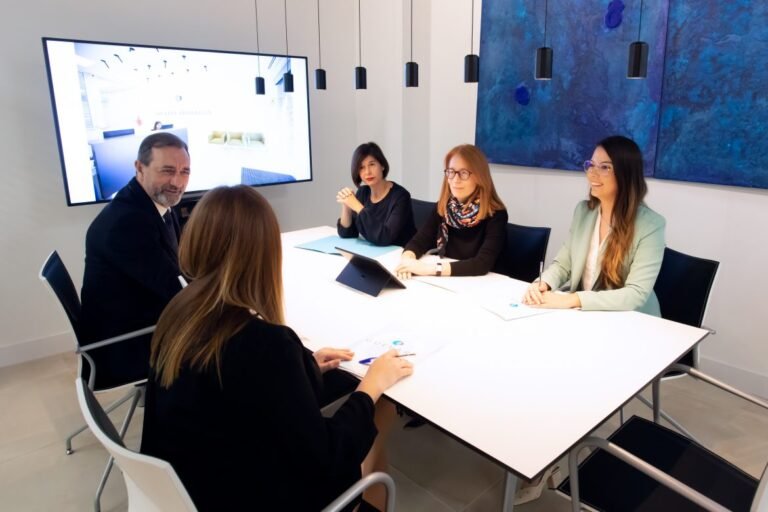 abogados trabajando en equipo en oficina
