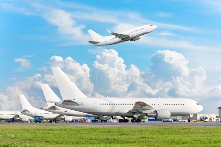 aeropuerto con aviones y nubes azules