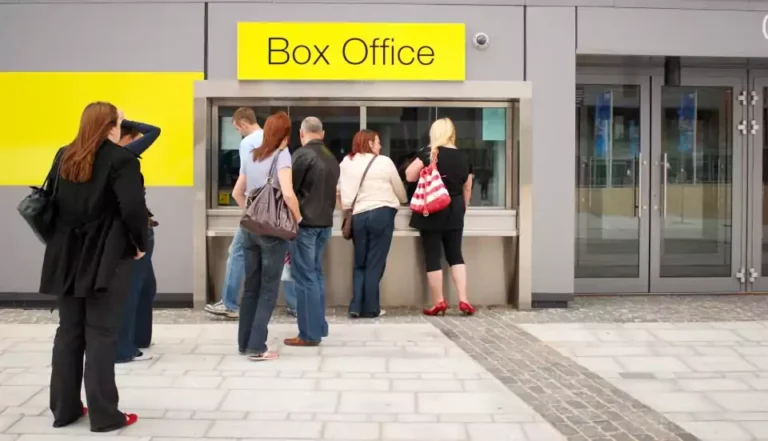 aficionados comprando entradas para un evento