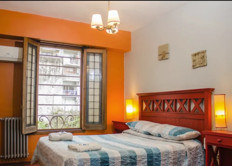 Qué ofrece Cool Raúl Rock n Hostel para los viajeros en Buenos Aires 15 ambiente vibrante de un hostel en buenos aires