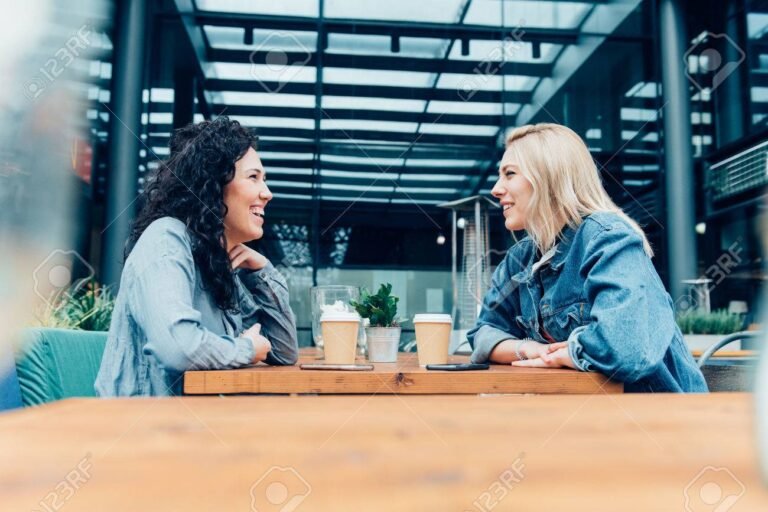 amigos conversando en un cafe encantador