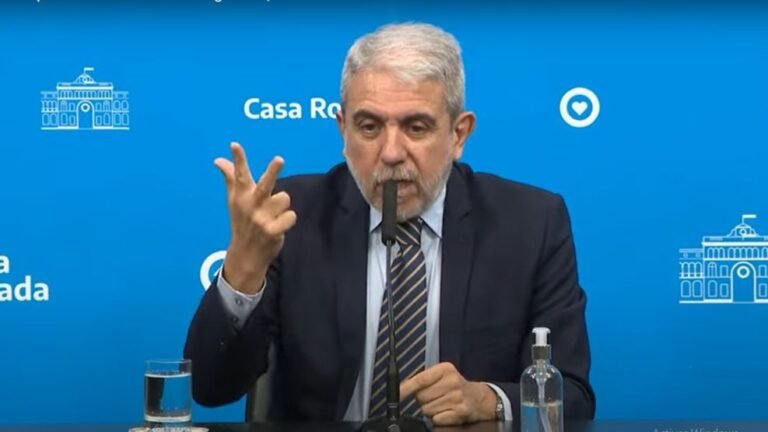 anibal fernandez en una conferencia de prensa