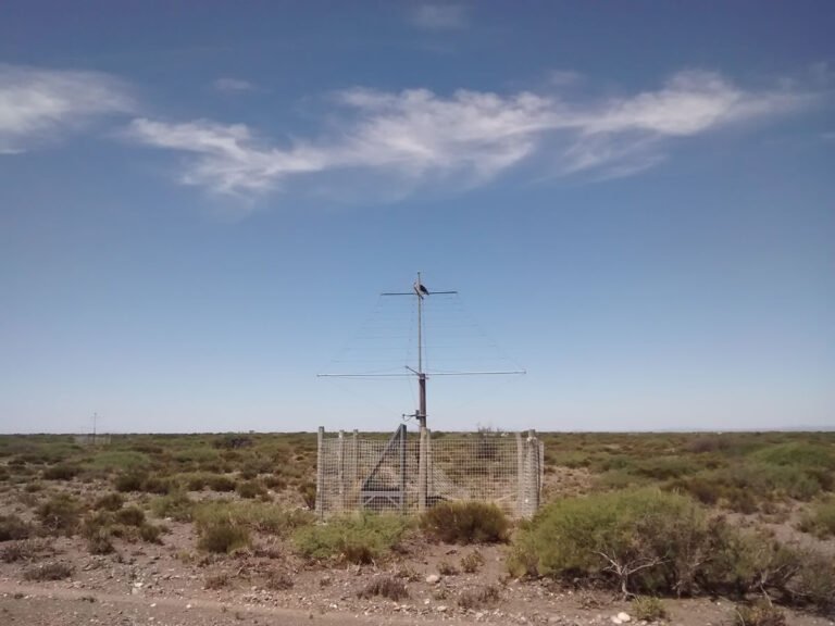 antena de radio en paisaje rural argentino