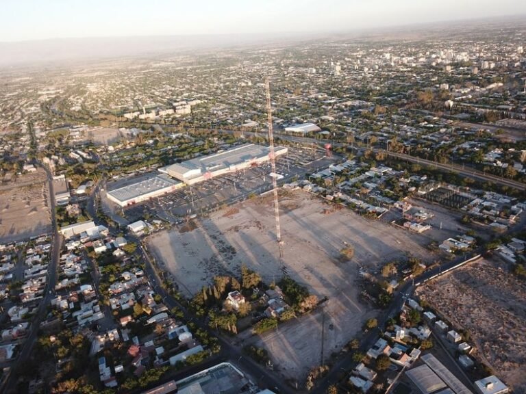 antena de radio en un paisaje sanjuanino