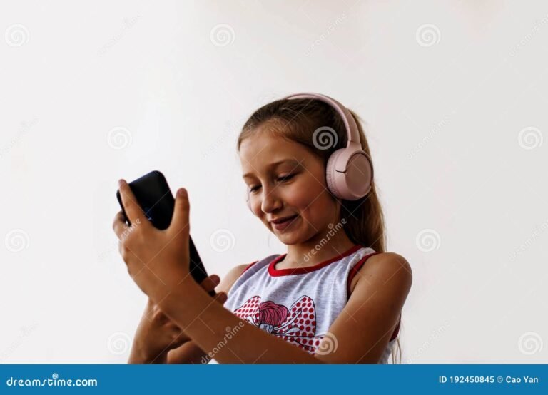 audifonos y un telefono movil en la mano