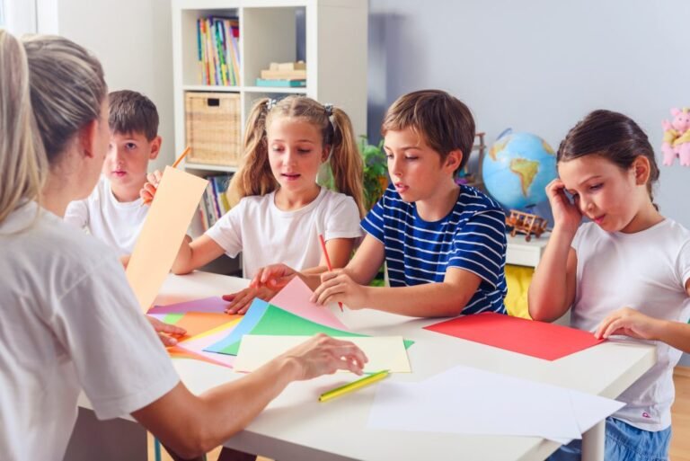 aula con estudiantes en actividad escolar