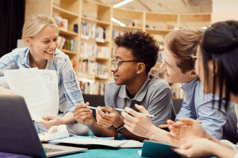 aula con estudiantes y profesor en accion
