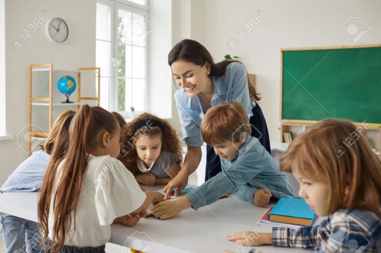 aula moderna con estudiantes aprendiendo juntos
