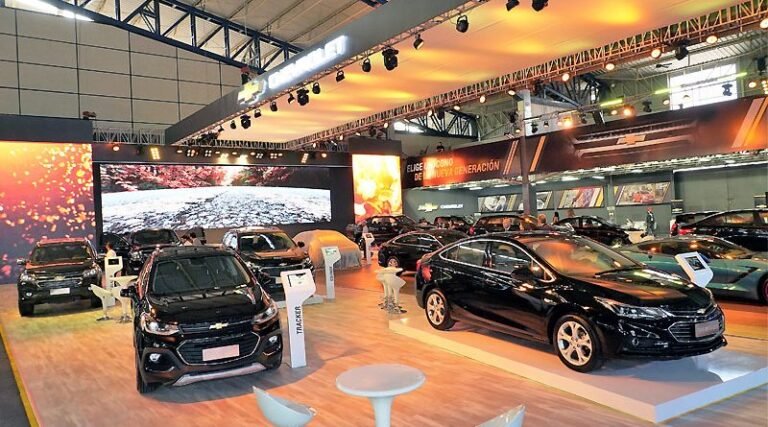 auto chevrolet en exhibicion en concesionario