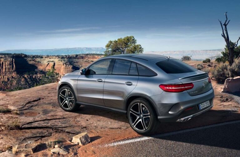 auto en un paisaje argentino