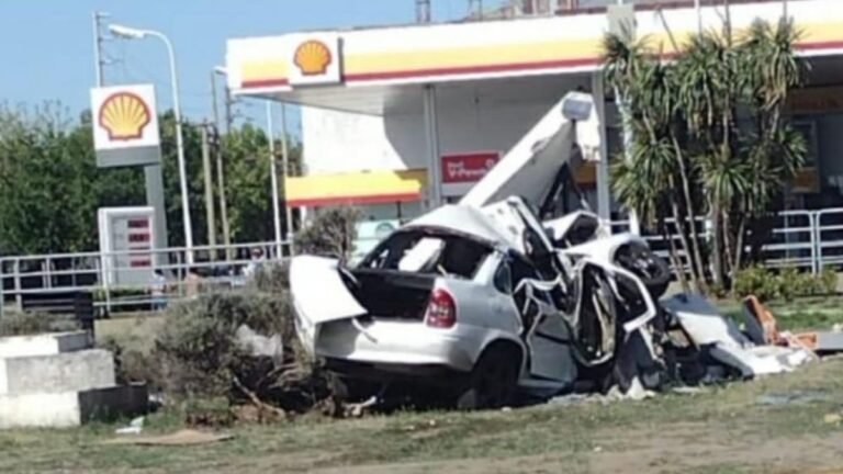 auto en una carretera en monte grande