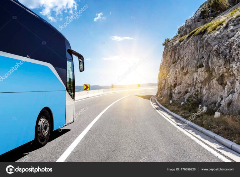 autobus en carretera hacia el oceano