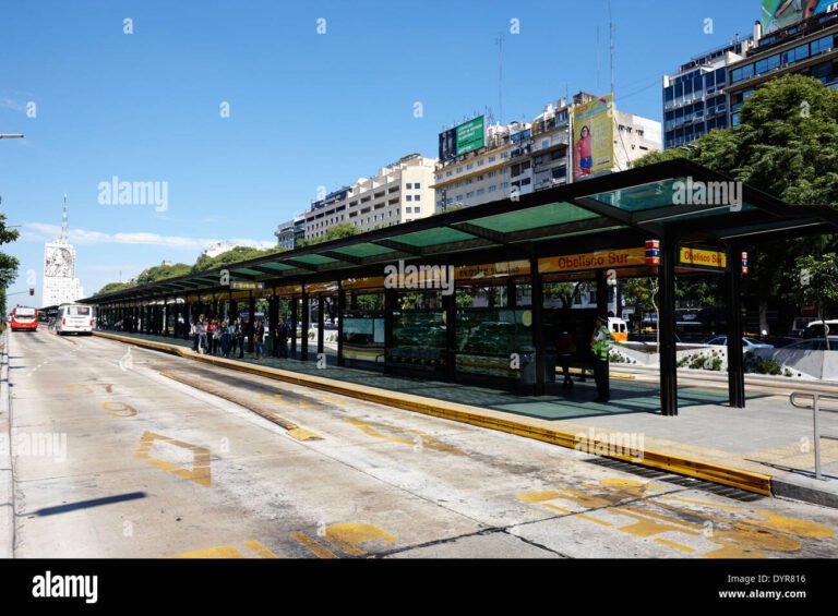 autobus en una estacion de buenos aires