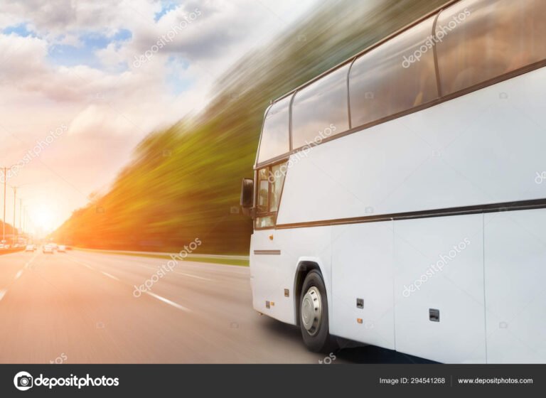 autobus moderno en una carretera scenic