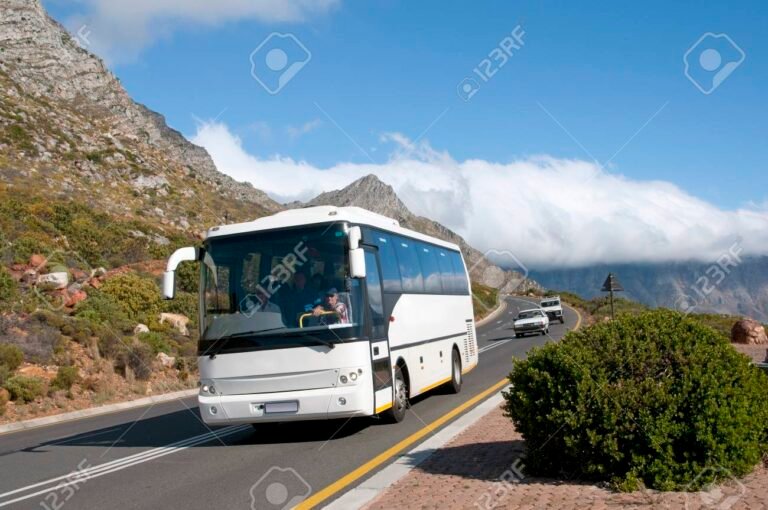autobus viajando por la carretera costera