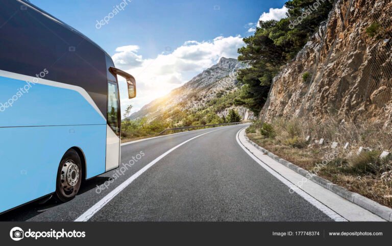 autobus viajando por paisajes de montana