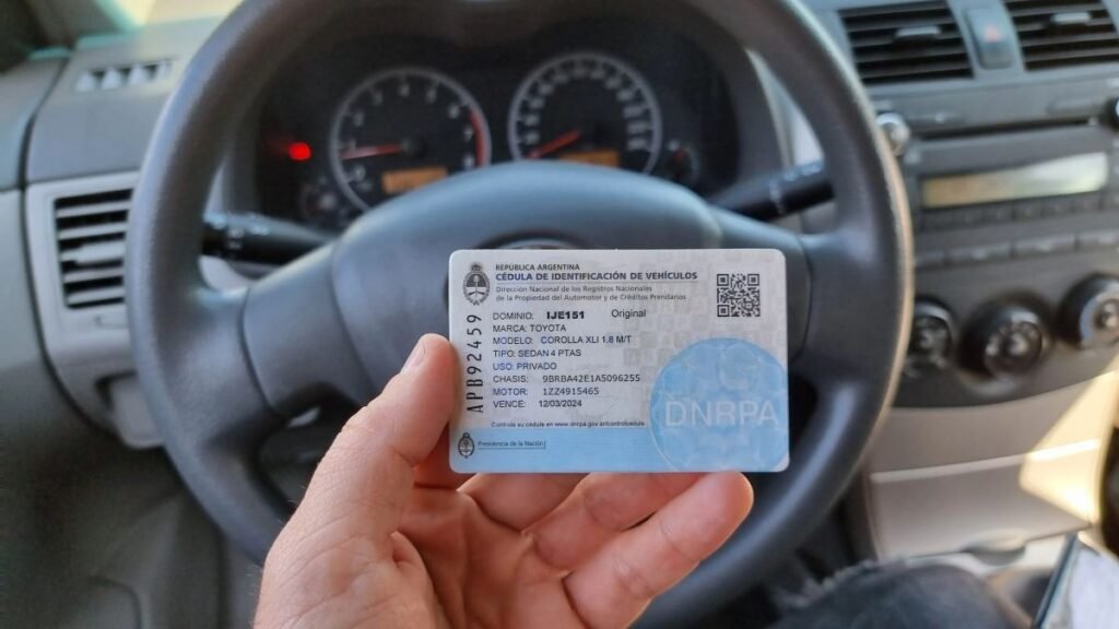Es necesario llevar la cédula azul para circular en Argentina 1 automovil con cedula azul en argentina