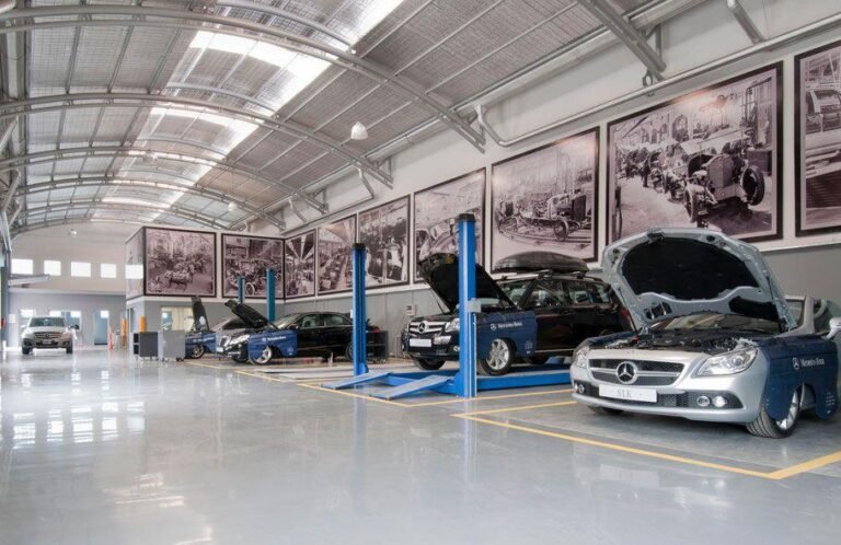 automovil en un taller mecanico moderno