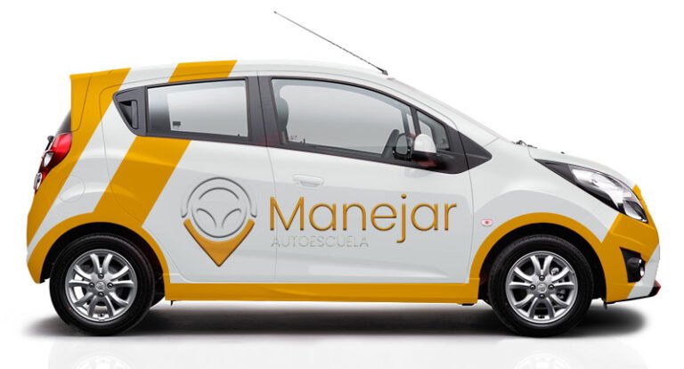 autos en una escuela de manejo