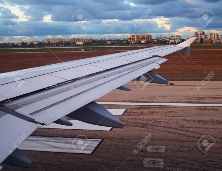 avion despegando en aeropuerto moderno