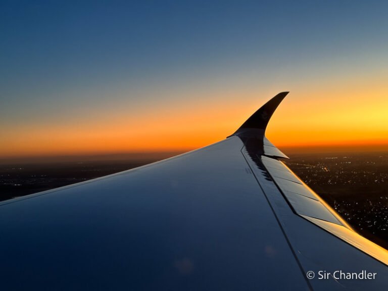 Cuánto cuestan los pasajes a Buenos Aires en diferentes fechas 16 avion despegando sobre buenos aires al atardecer