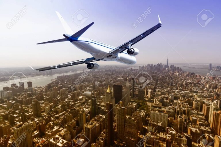 Es posible volar con Ersa Low Cost a Buenos Aires y qué ofrecen 3 avion despegando sobre una ciudad moderna