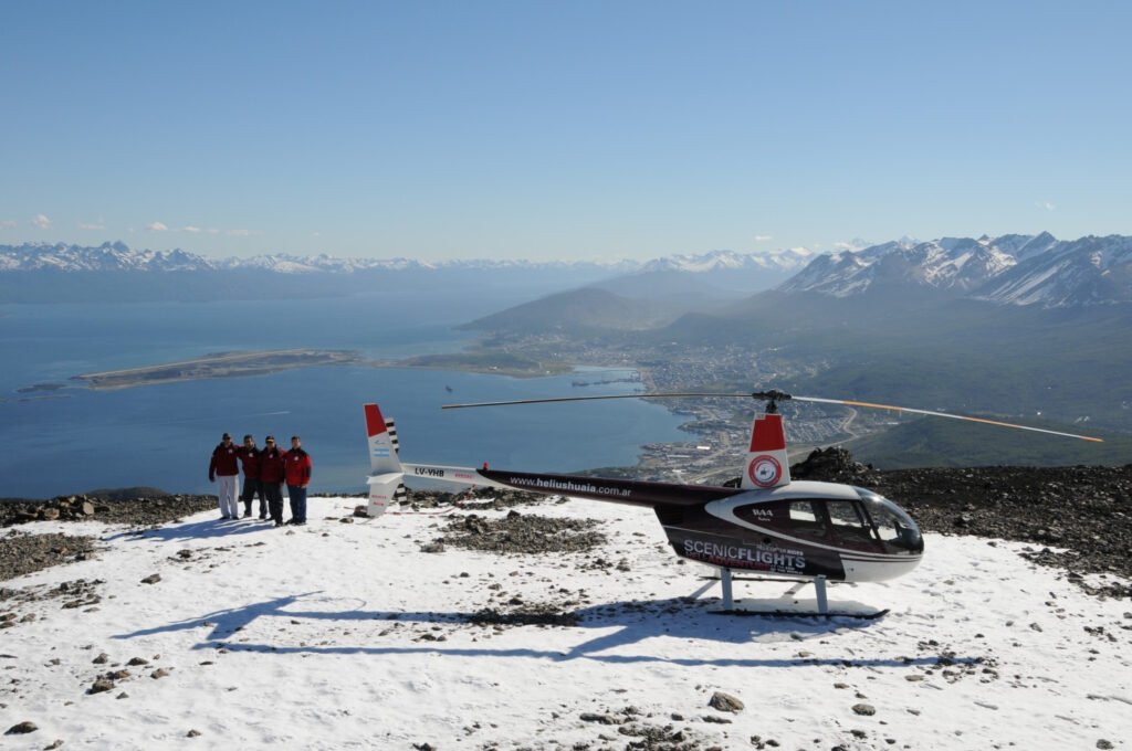 Cómo conseguir pasajes a Río Gallegos desde Punta Arenas 1 avion volando sobre las montanas patagonicas