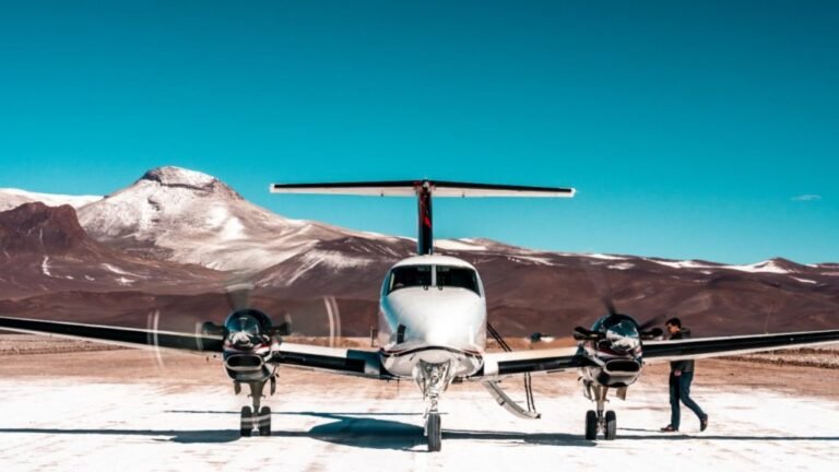 avion volando sobre paisajes argentinos
