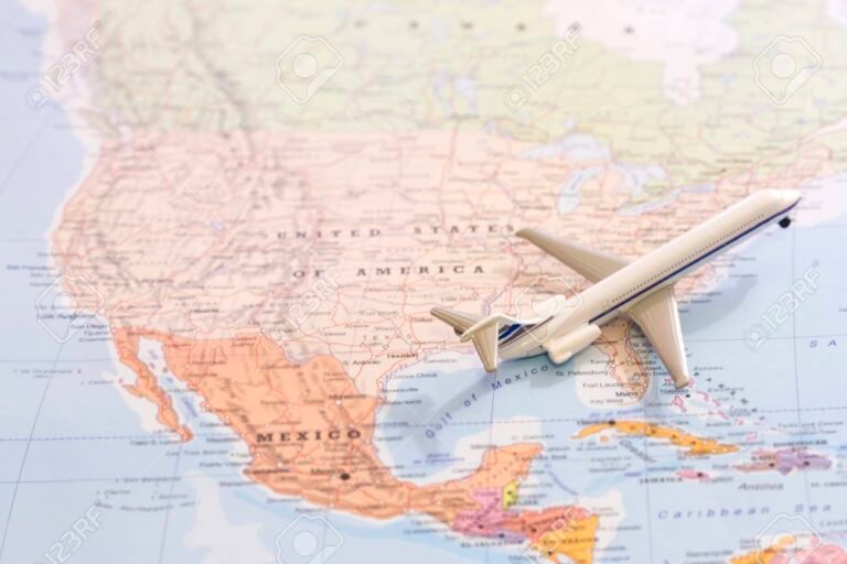 Cuántas horas dura un vuelo de Argentina a Brasil en avión 1 avion volando sobre un mapa de america