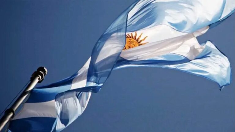 banderas argentinas ondeando en un evento