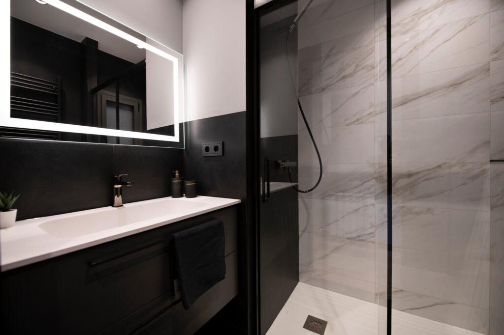Cómo diseñar un baño moderno en colores negro y gris