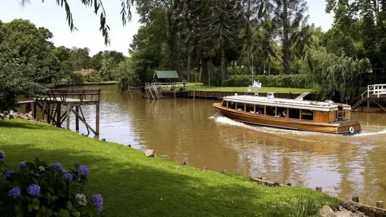 barco navegando por el delta del tigre