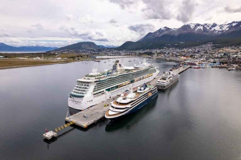 barcos en el puerto de ushuaia