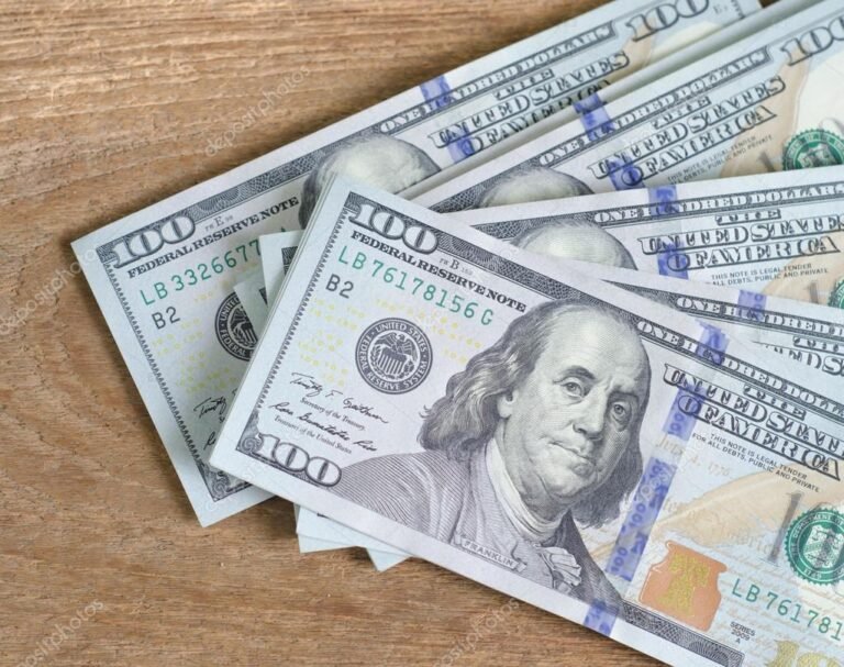 billetes de dolar sobre una mesa