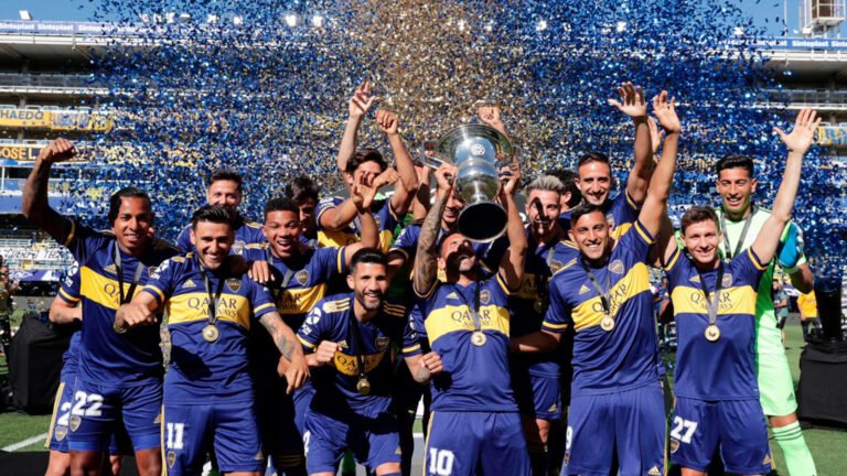 boca juniors levantando trofeo en celebracion