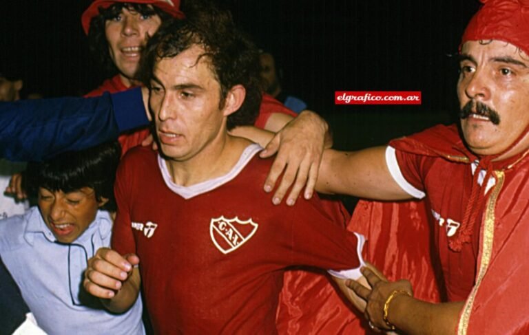 bochini levantando la copa libertadores