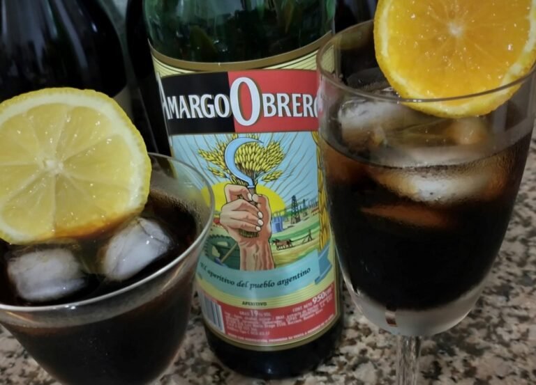 botellas de amargo obrero en una mesa