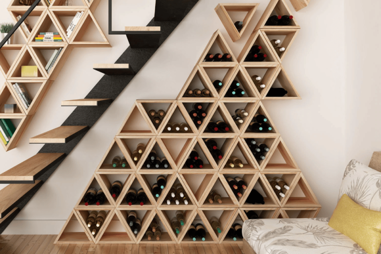 Qué ofrece Wine Up, la tienda de vinos más popular en Argentina 6 botellas de vino en una estanteria elegante