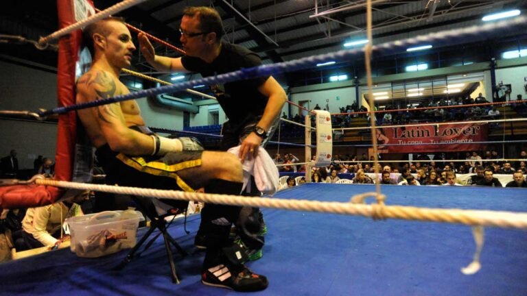 boxeadores en ring durante intensa pelea