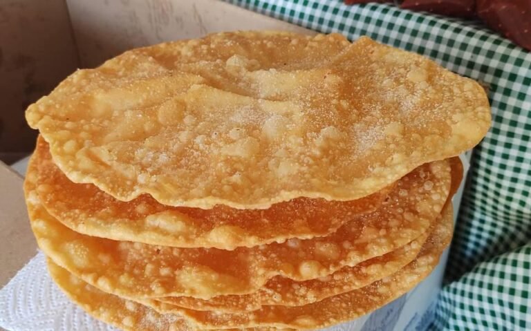 bunuelos dorados en un plato atractivo