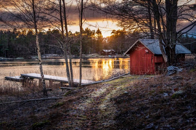 cabana con vista al lago al atardecer