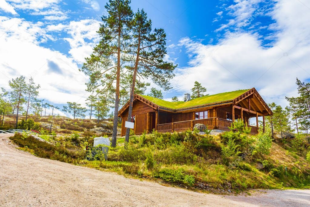 cabana de madera en un paisaje montanoso