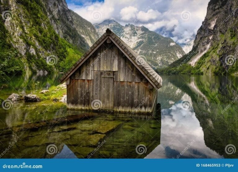 cabanas rodeadas de lagos y montanas
