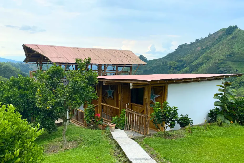 Qué alojamientos ofrece Cabañas Los Naranjos en Santa Rosa de Calamuchita