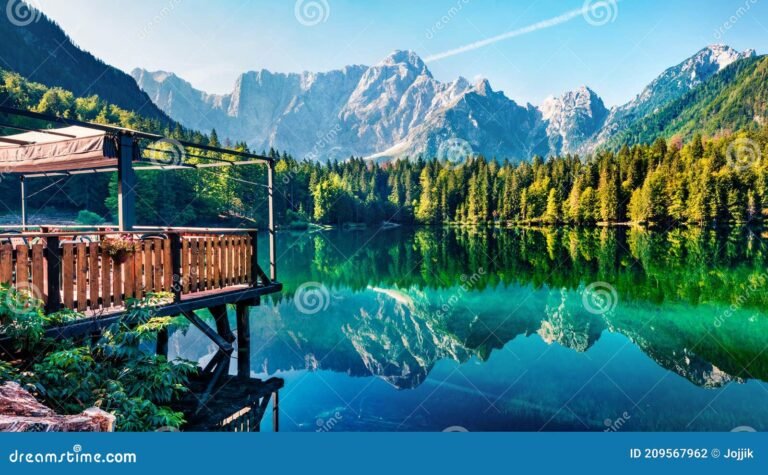 cafe acogedor con vistas a montanas