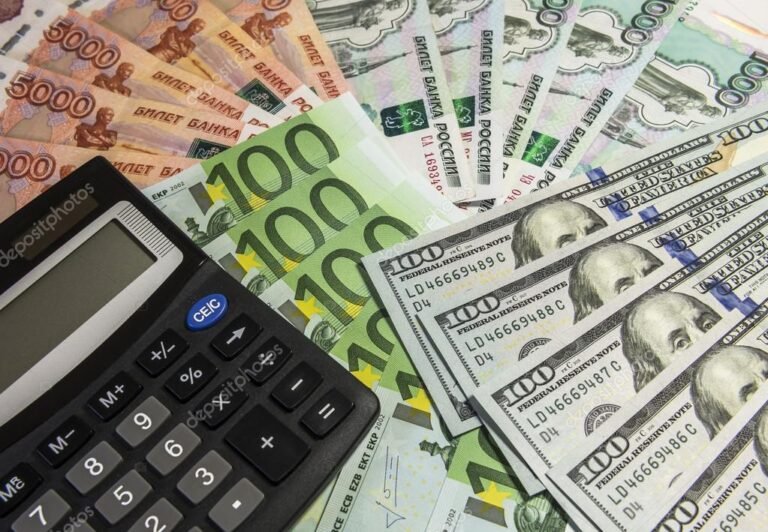 calculadora sobre fondo de billetes