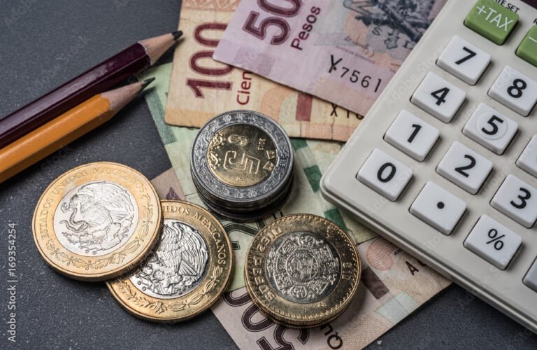 calculadora y billetes de dolar y peso