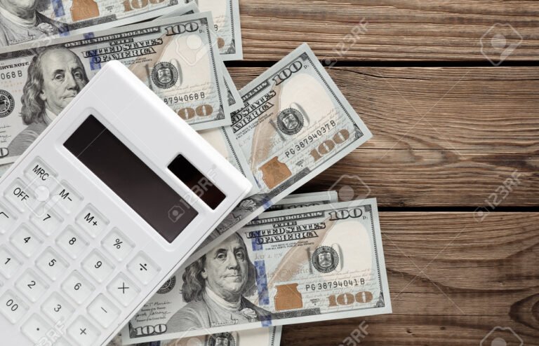 calculadora y billetes sobre una mesa