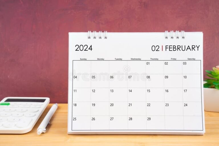 calculadora y calendario sobre una mesa