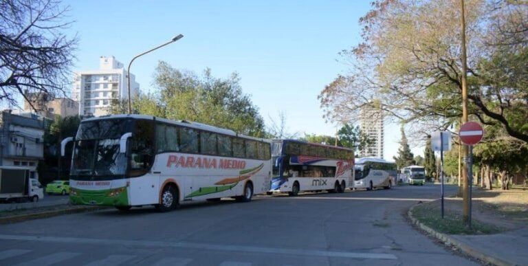 Funcionan los colectivos durante el día del censo en Argentina 27 calle vacia con colectivos estacionados